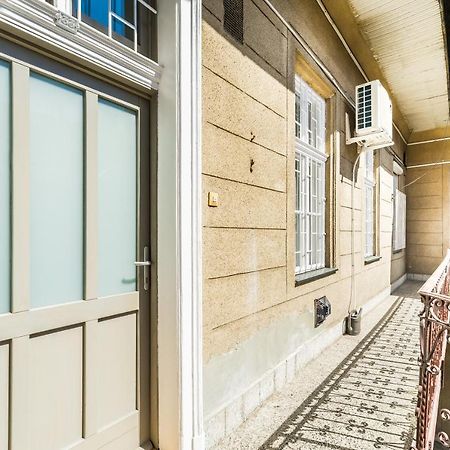 Sun-Splashed Retreat In The Heart Of A Vibrant Quarter Будапеща Екстериор снимка