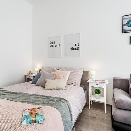 Sun-Splashed Retreat In The Heart Of A Vibrant Quarter Будапеща Екстериор снимка