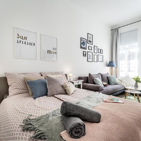 Sun-Splashed Retreat In The Heart Of A Vibrant Quarter Будапеща Екстериор снимка