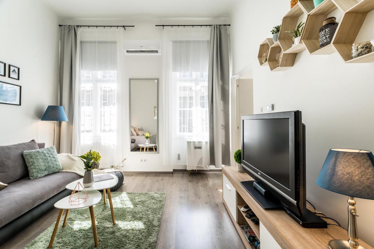 Sun-Splashed Retreat In The Heart Of A Vibrant Quarter Будапеща Екстериор снимка