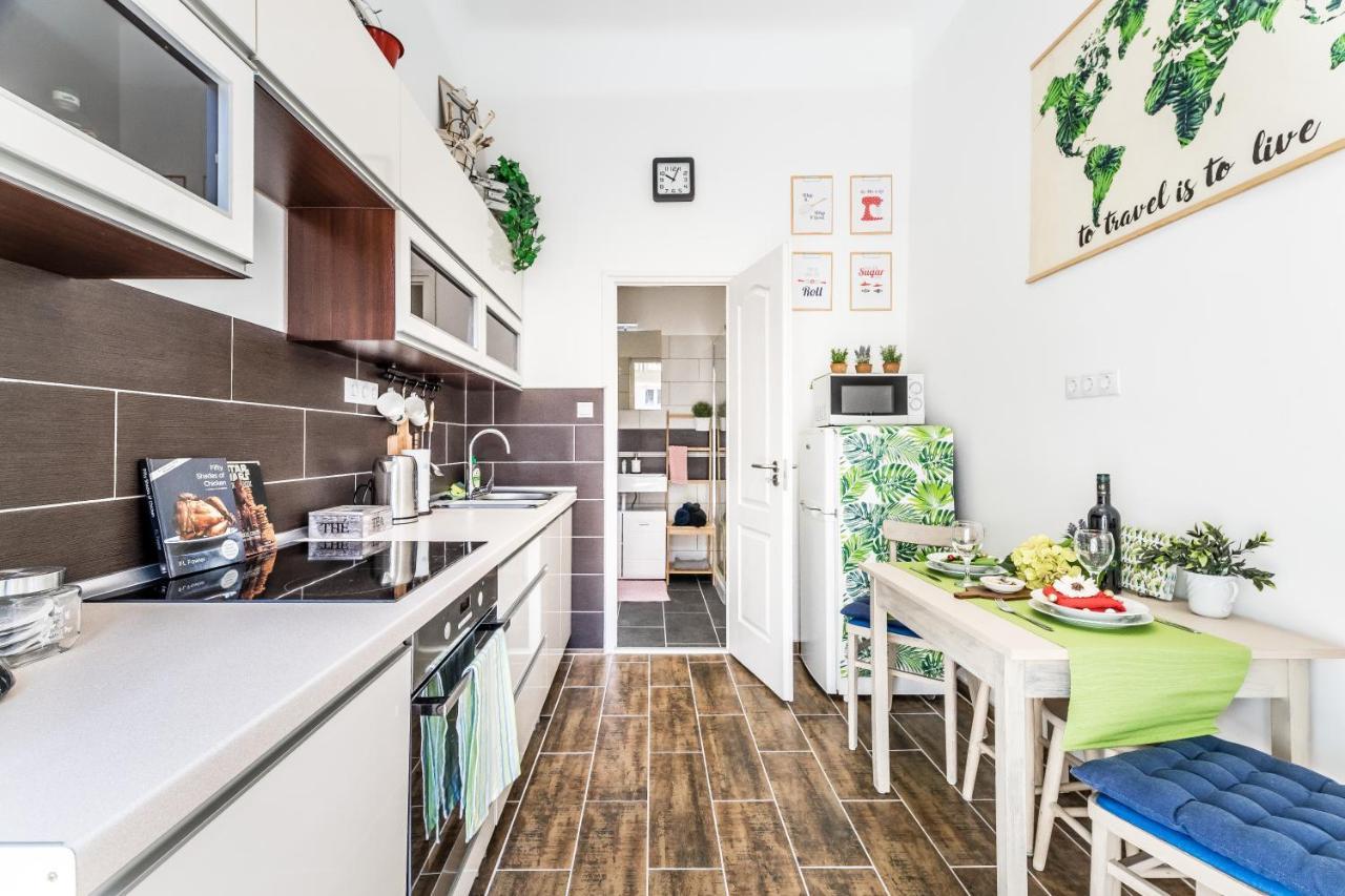 Sun-Splashed Retreat In The Heart Of A Vibrant Quarter Будапеща Екстериор снимка