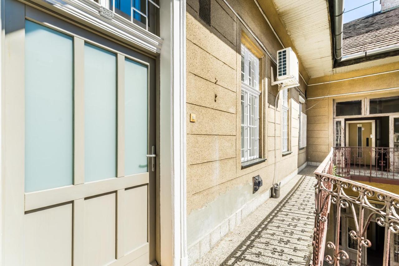 Sun-Splashed Retreat In The Heart Of A Vibrant Quarter Будапеща Екстериор снимка