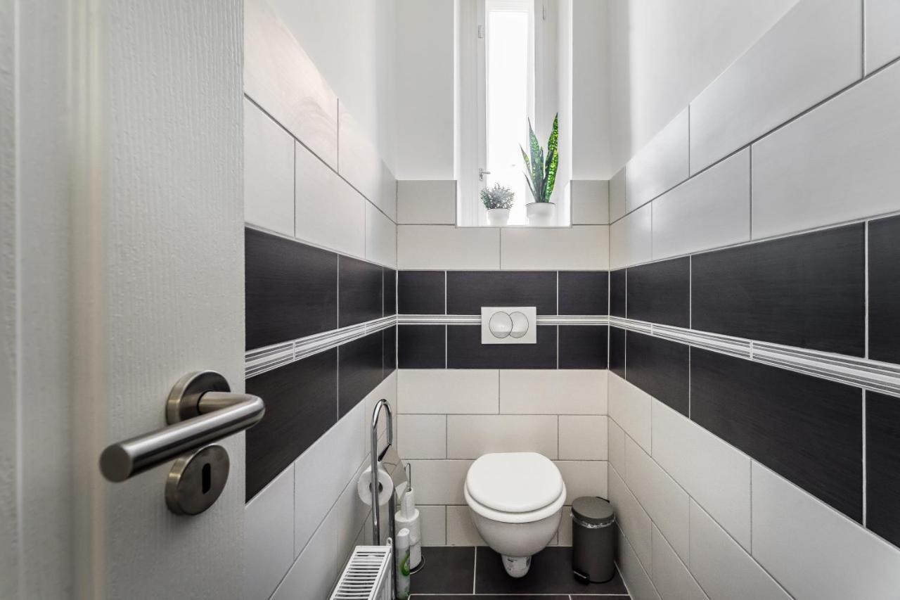Sun-Splashed Retreat In The Heart Of A Vibrant Quarter Будапеща Екстериор снимка