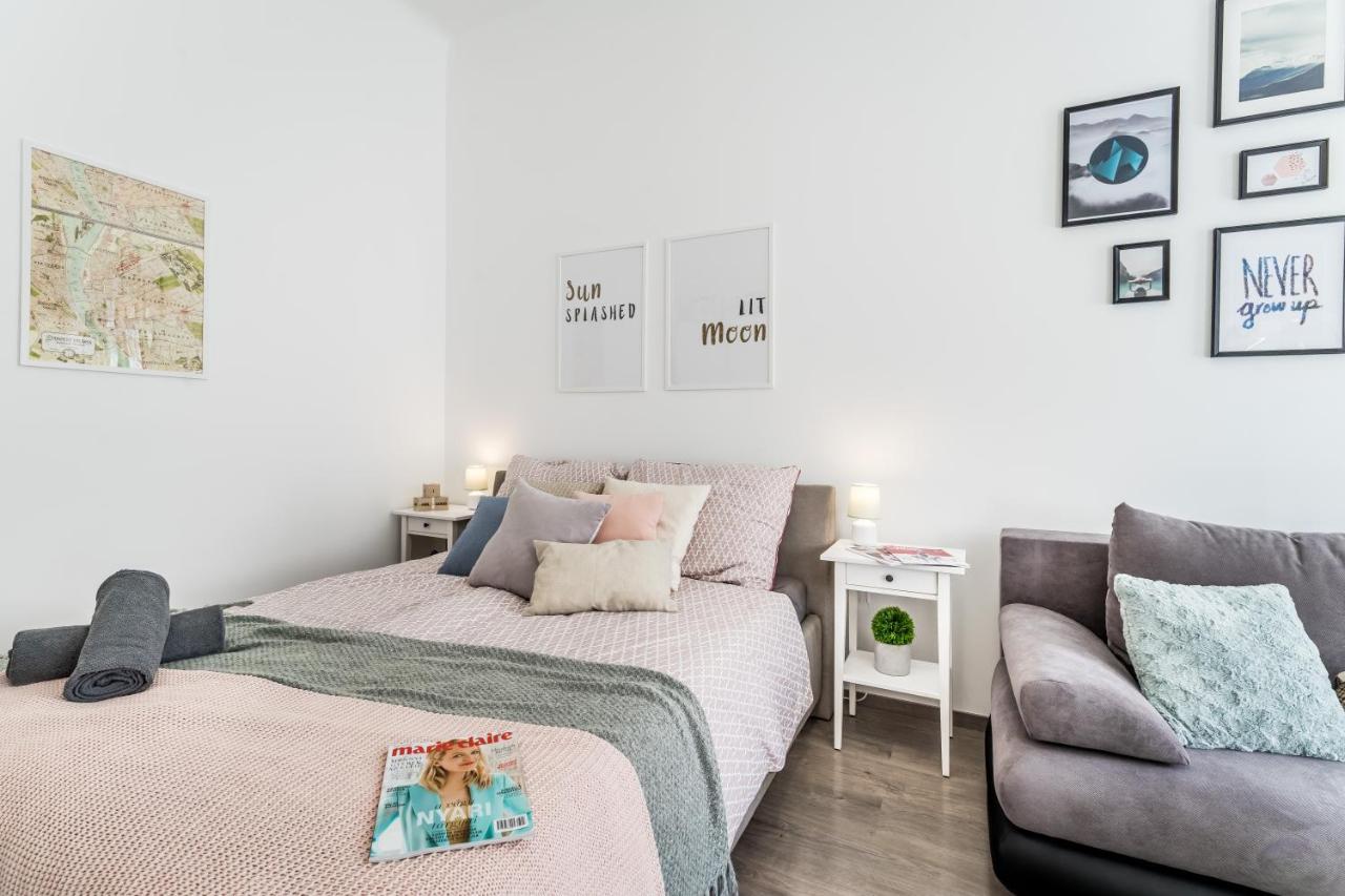 Sun-Splashed Retreat In The Heart Of A Vibrant Quarter Будапеща Екстериор снимка