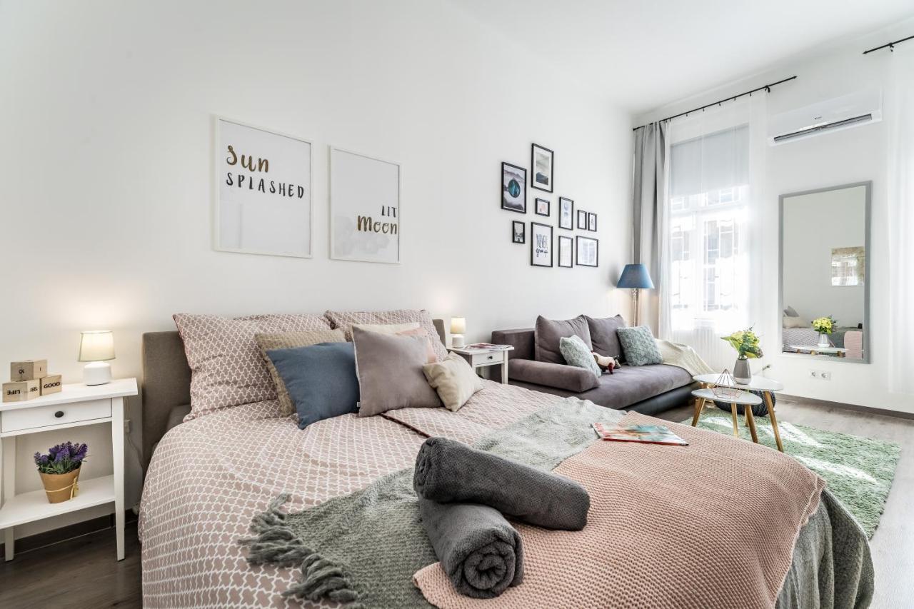 Sun-Splashed Retreat In The Heart Of A Vibrant Quarter Будапеща Екстериор снимка