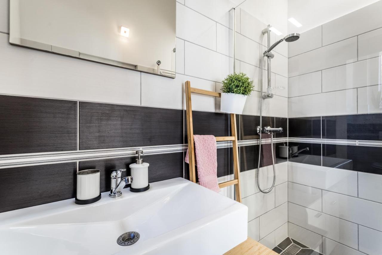 Sun-Splashed Retreat In The Heart Of A Vibrant Quarter Будапеща Екстериор снимка