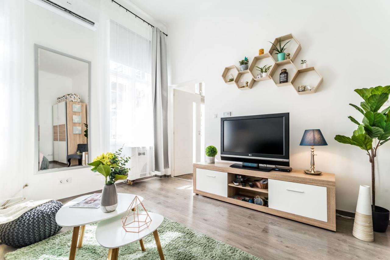 Sun-Splashed Retreat In The Heart Of A Vibrant Quarter Будапеща Екстериор снимка