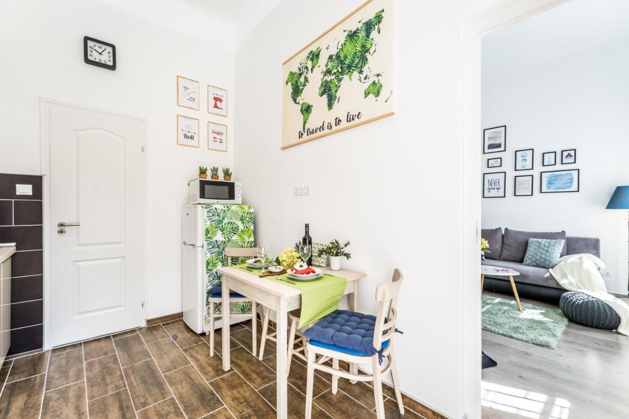 Sun-Splashed Retreat In The Heart Of A Vibrant Quarter Будапеща Екстериор снимка