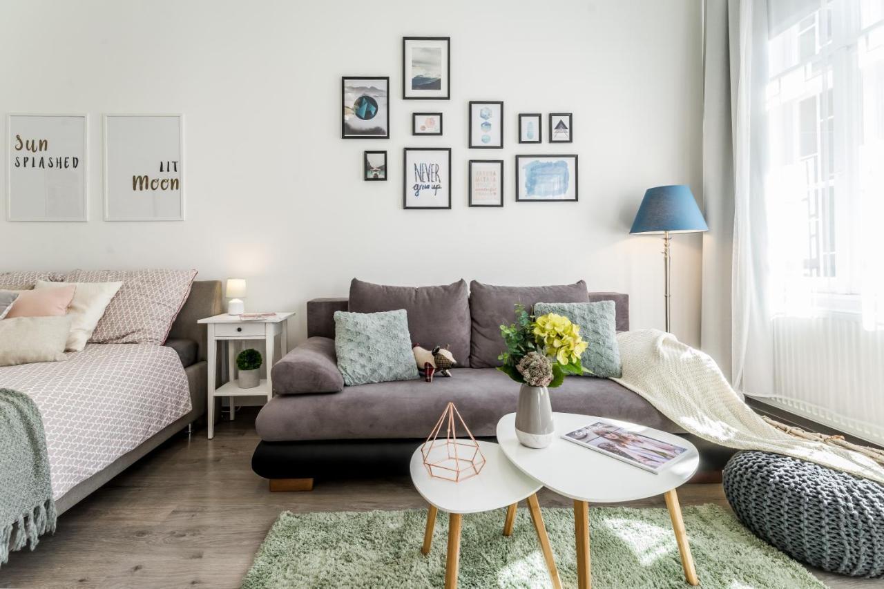 Sun-Splashed Retreat In The Heart Of A Vibrant Quarter Будапеща Екстериор снимка