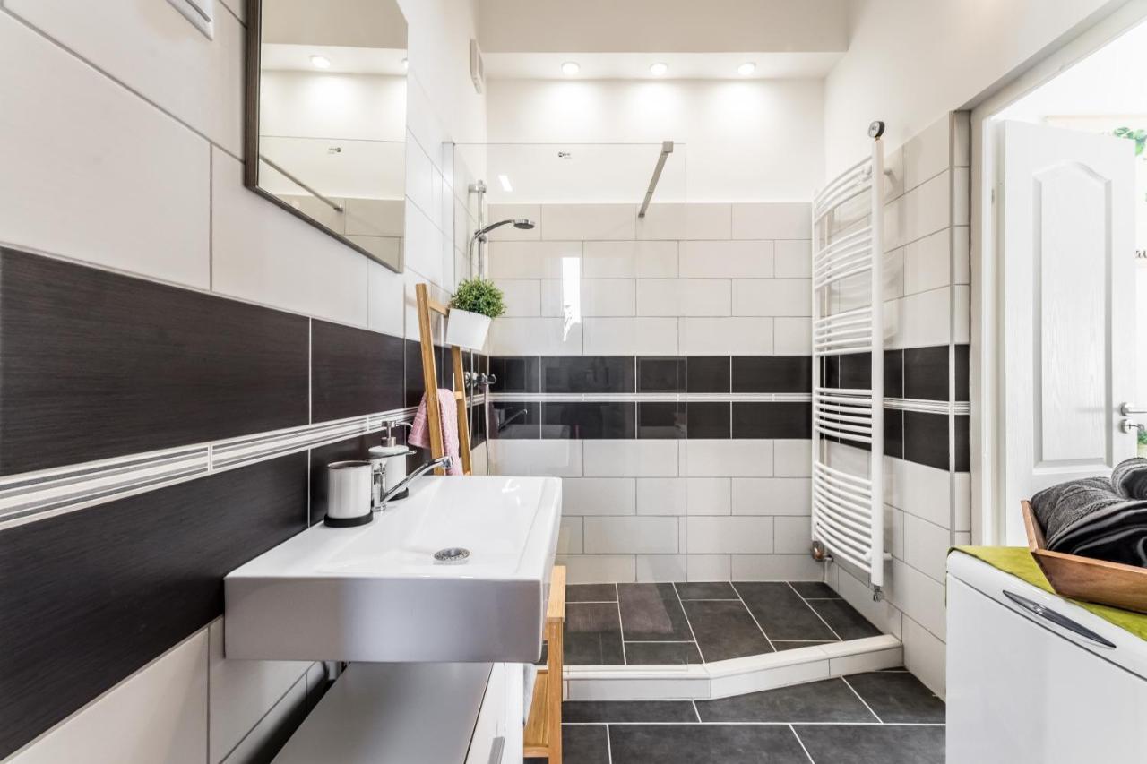 Sun-Splashed Retreat In The Heart Of A Vibrant Quarter Будапеща Екстериор снимка