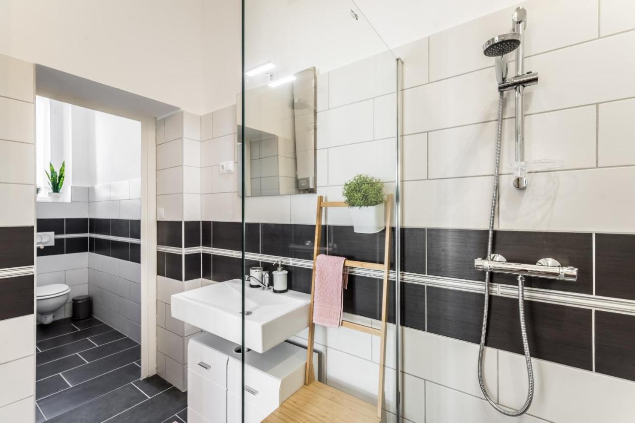 Sun-Splashed Retreat In The Heart Of A Vibrant Quarter Будапеща Екстериор снимка